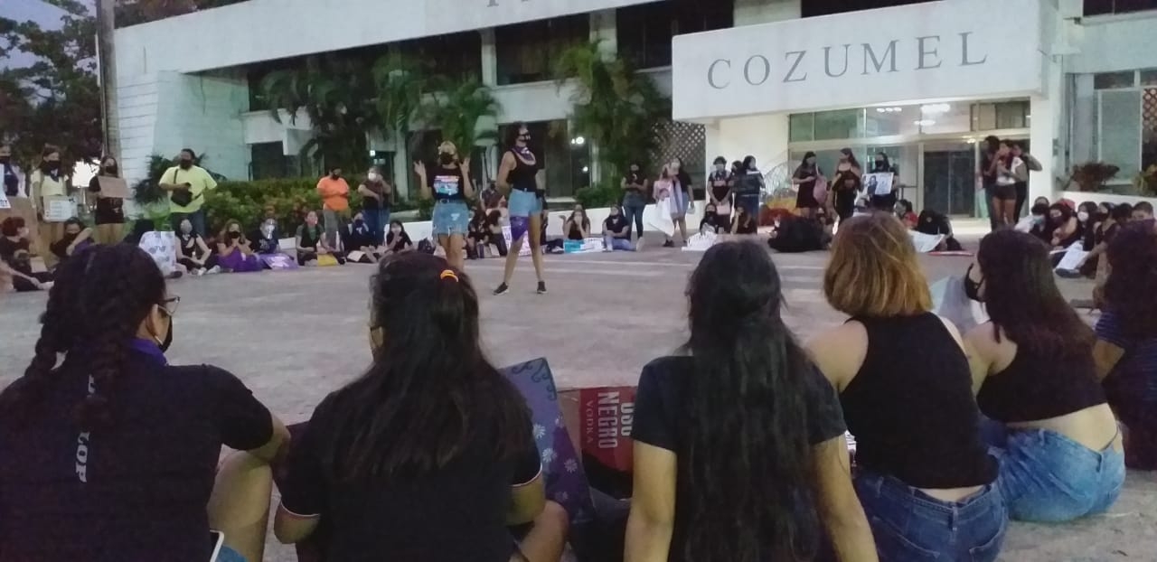 Luego de la caminata, las jóvenes se apostaron frente al Palacio Municipal.