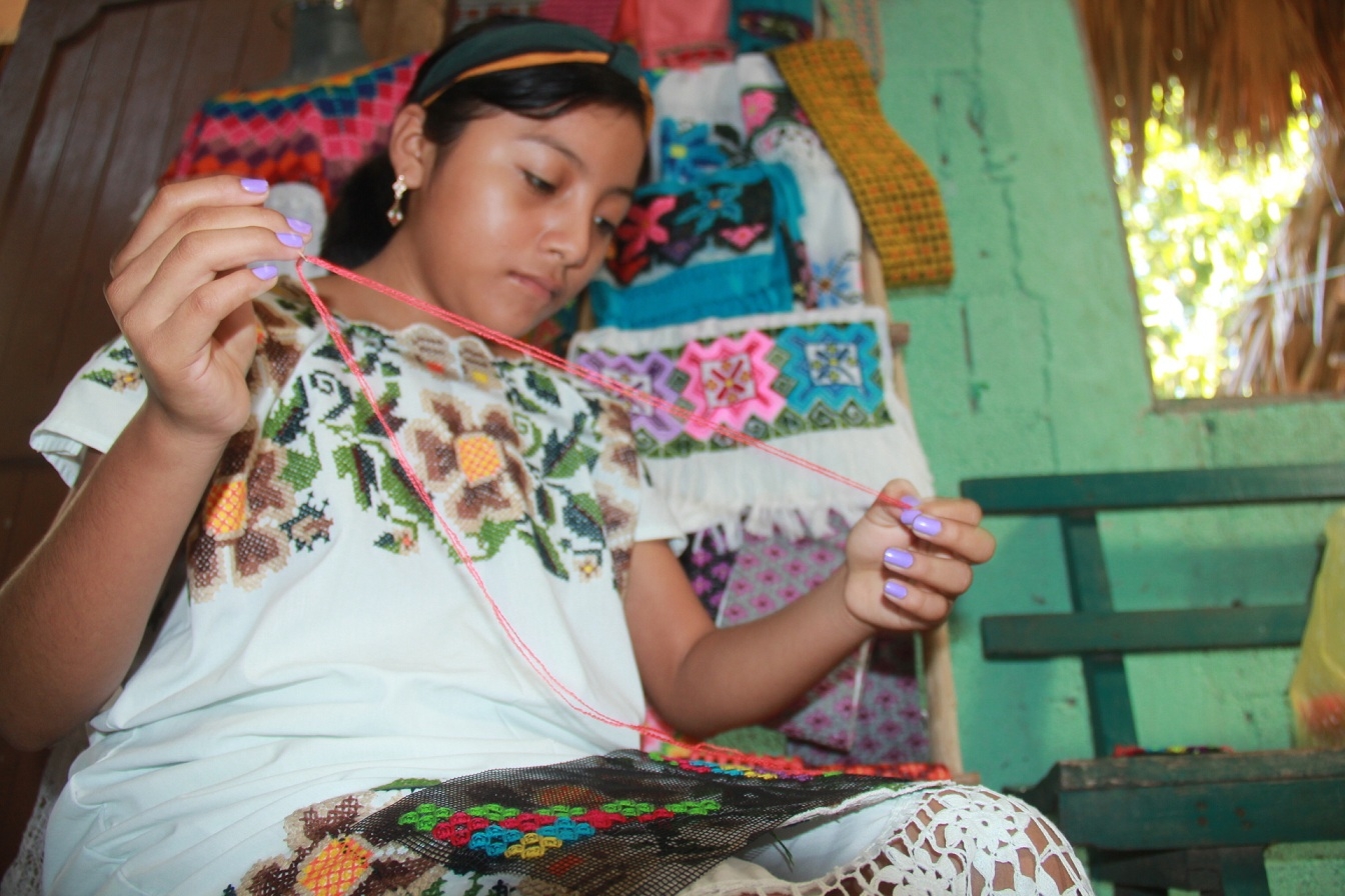 Niños bordadores representan a la zona maya de Quintana Roo en encuentro nacional