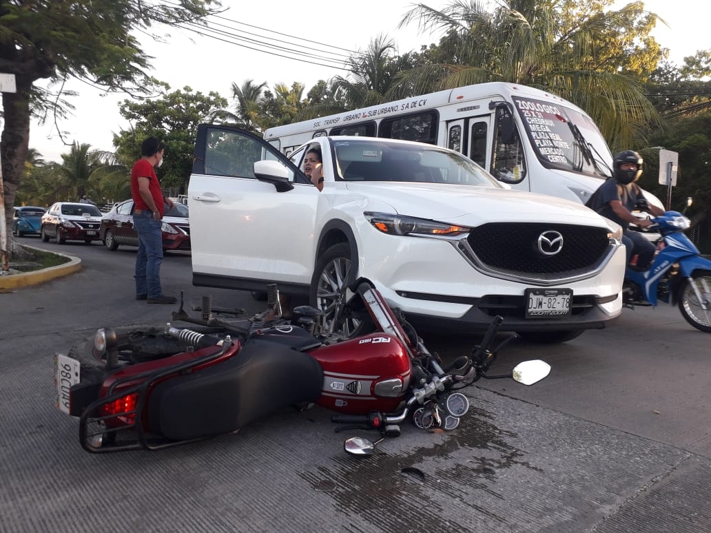 Motociclista choca dejando fuertes daños materiales en Ciudad del Carmen