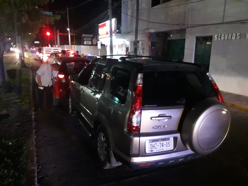 Le da un "beso" a su coche y huye de la escena en Ciudad del Carmen