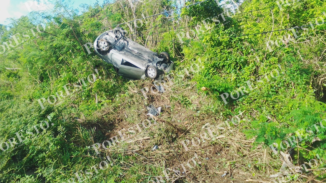 Así quedó un automóvil tras esquivar unas ramas en Playa del Carmen