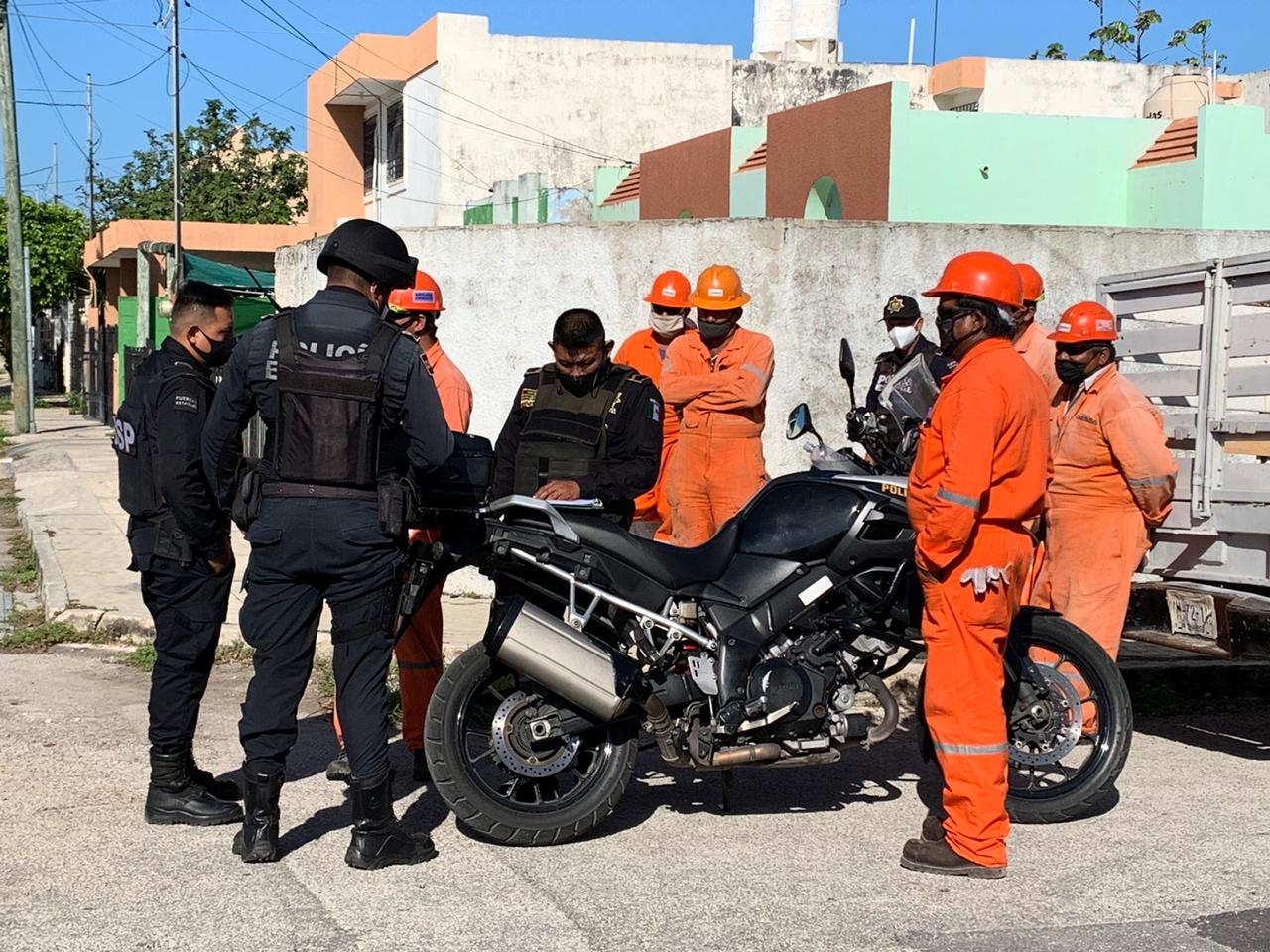 Vecinos de Pensiones piden a policías detener obra de gas natural en Mérida (Video)