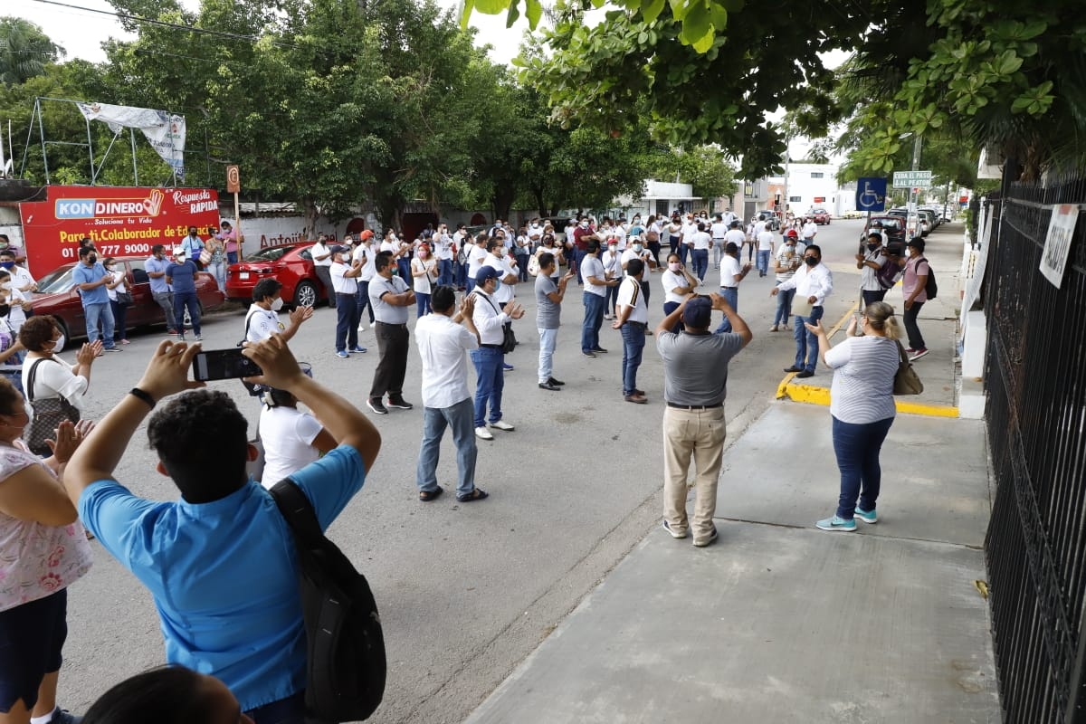 Maestros de Tiempo Completo bloquean calle en Mérida; exigen pago a la Segey (Video)