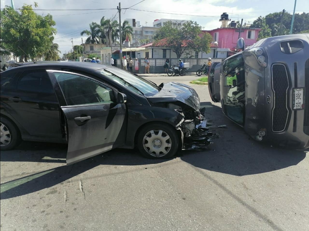 Fuerte encontronazo provoca volcadura en Chetumal