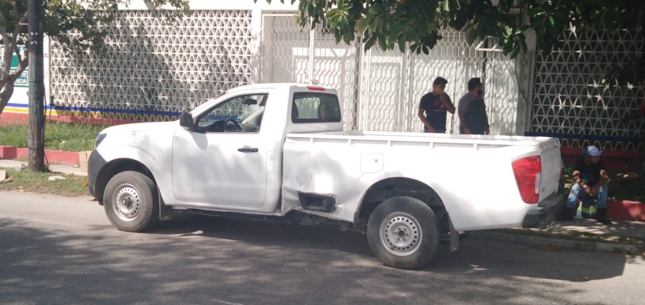 Motociclista choca contra una camioneta al intentar cruzar la avenida en Mérida