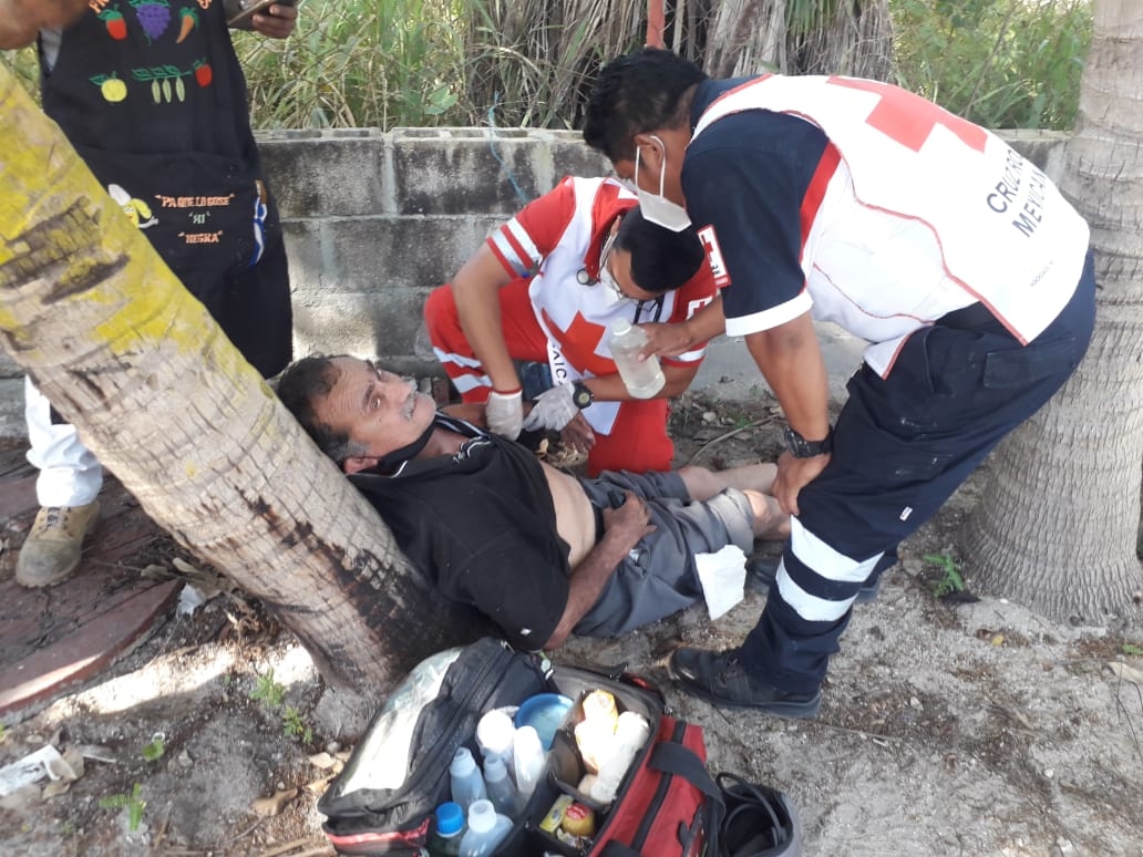 Conductor se impacta contra un poste; terminó agrediendo al reportero en Ciudad del Carmen