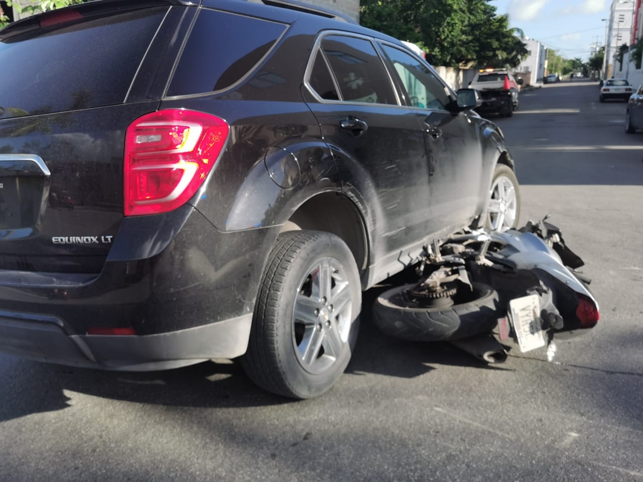 Motociclista sufre aparatoso choque contra camioneta en Playa del Carmen