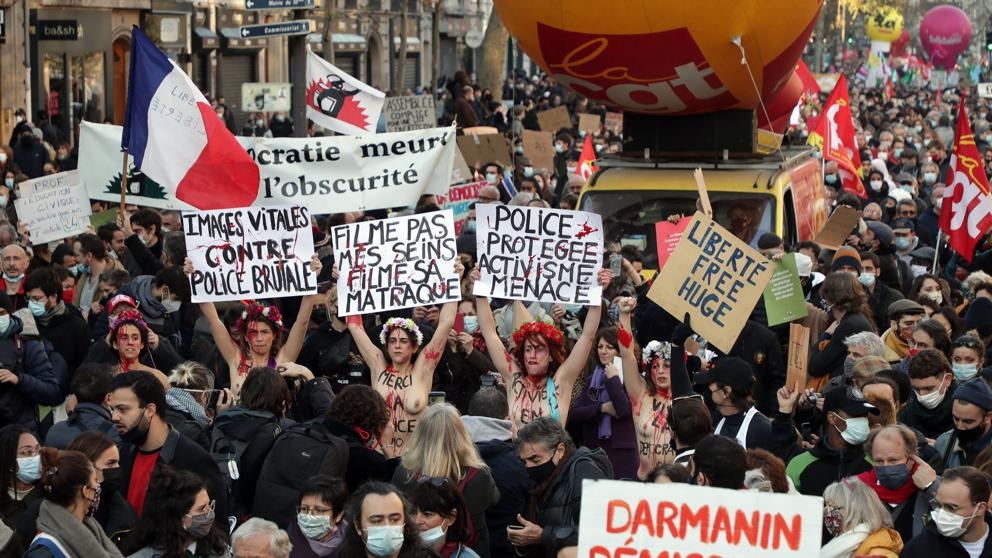 Marchan contra la represión policial en Francia y policías los reprimen (Video)