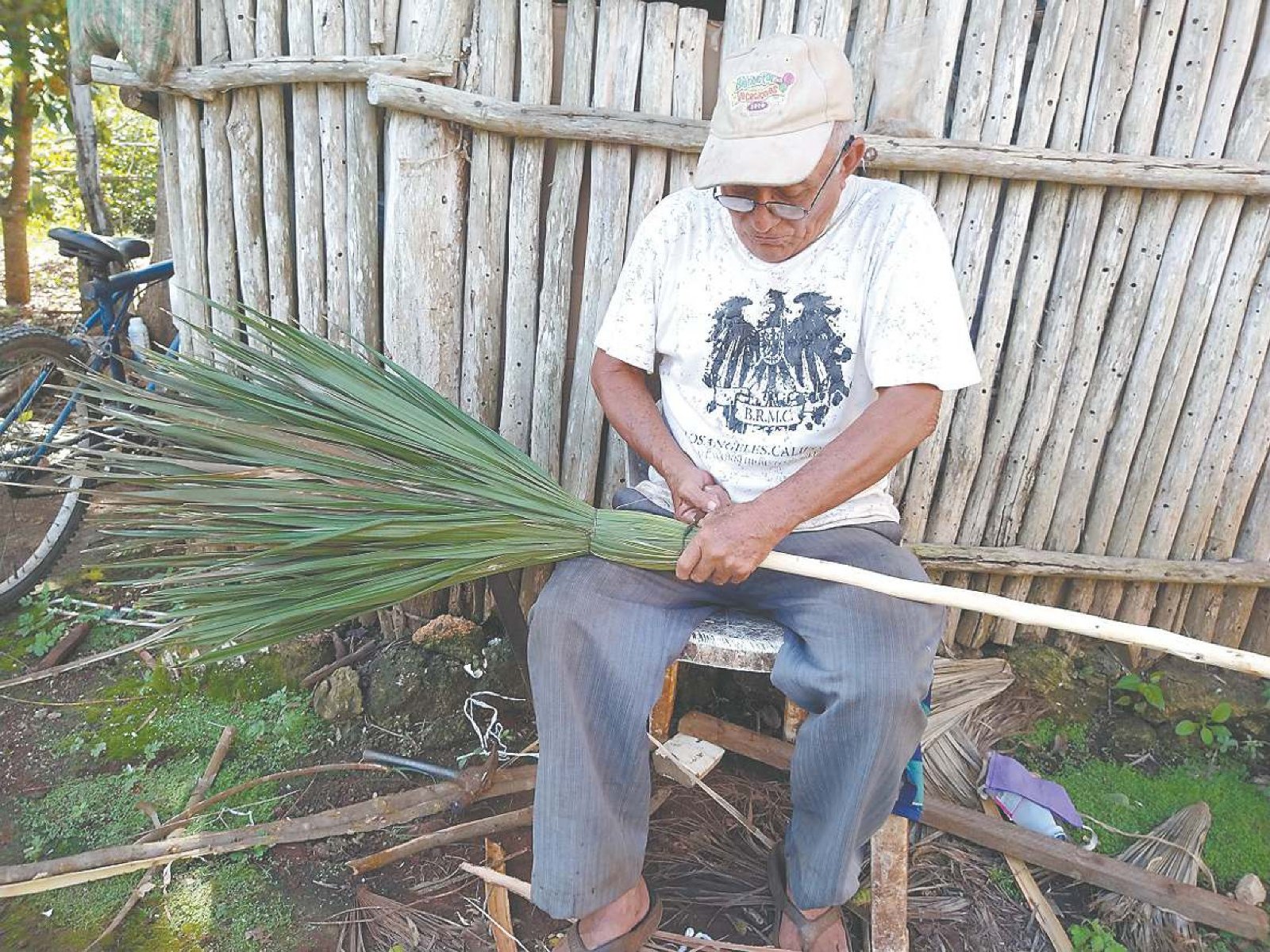 Escobas de palma, artículo que ha sido desplazado en Yucatán: artesano