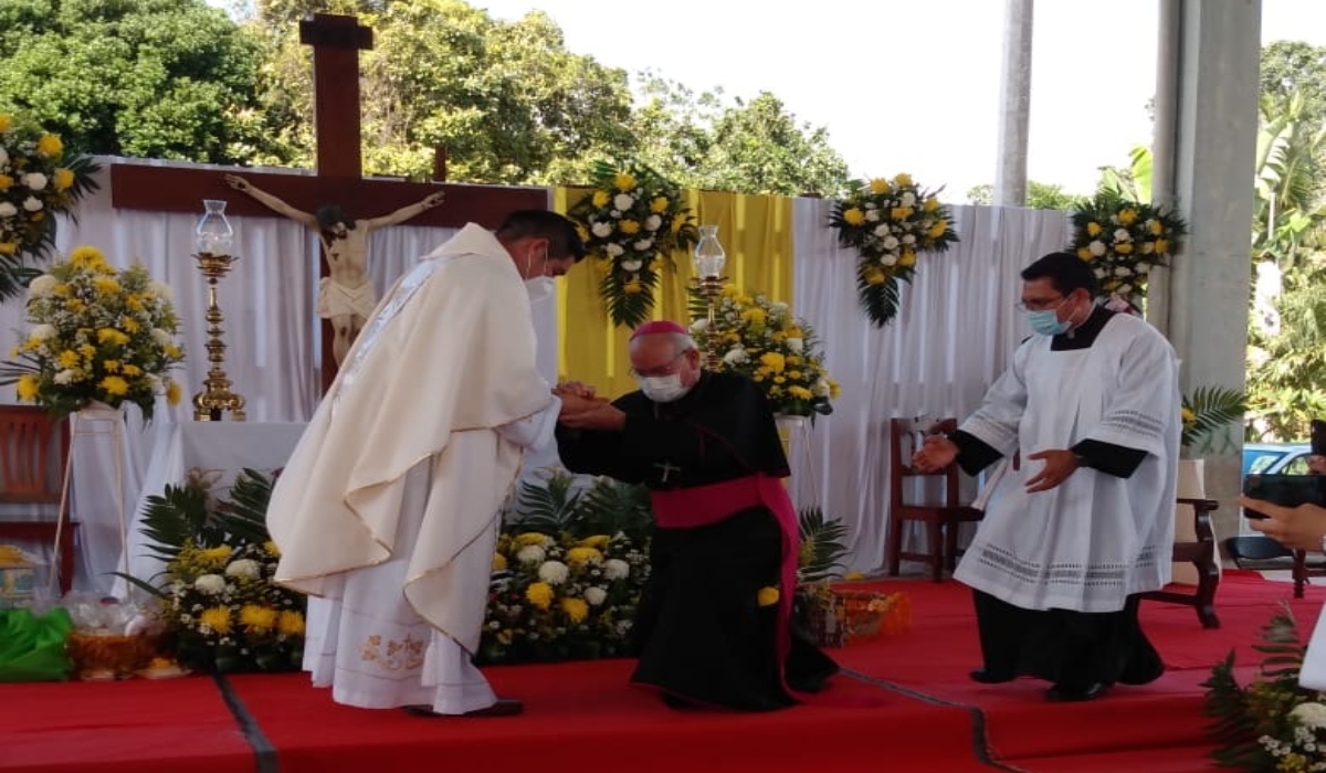 El monseñor Pedro Pablo Elizondo efectuó su primera visita a la zona maya.