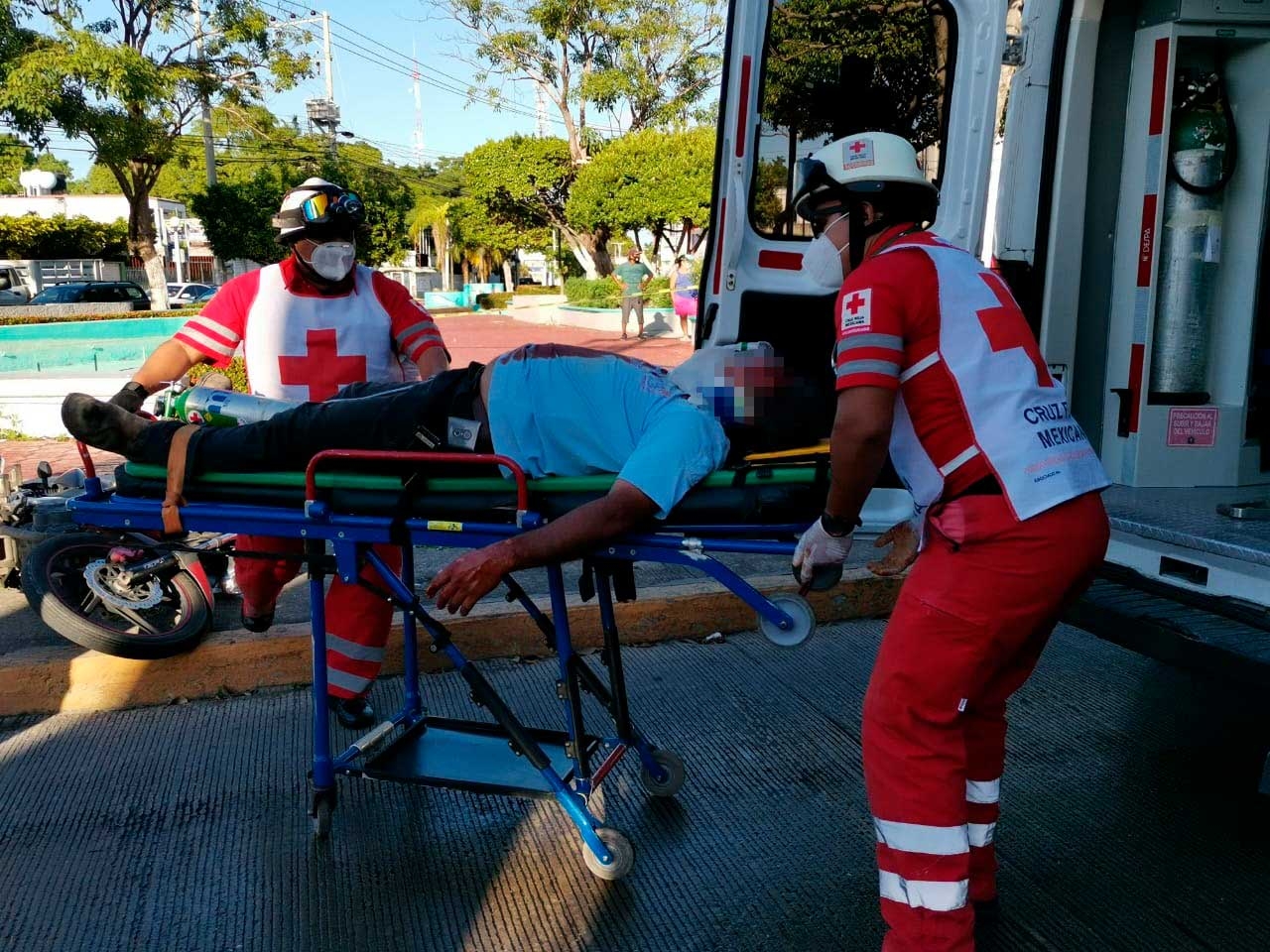 Motociclista ebrio casi muere tras chocar en un parque de Ciudad del Carmen