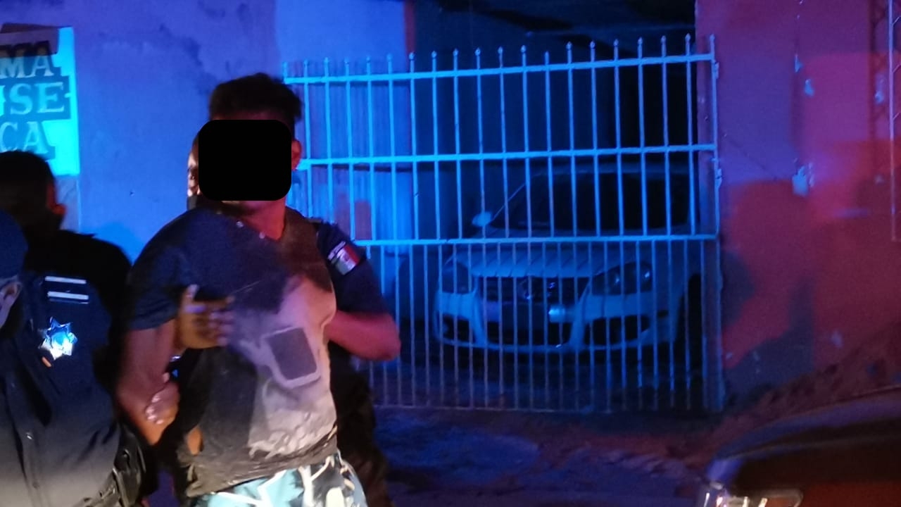 Detienen a hombre por apuñalar a su pareja, en Ciudad del Carmen