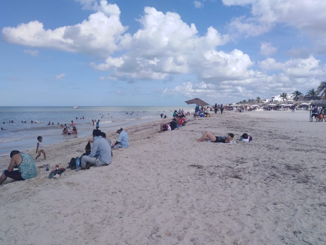 Se olvidan del COVID-19 en Progreso, bañistas abarrotan playas