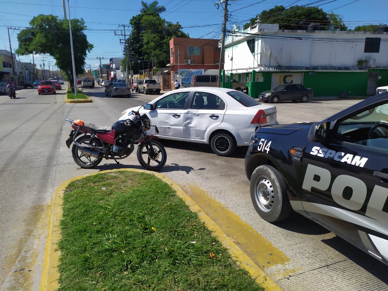 Motociclista provoca accidente en Campeche tras intentar dar una vuelta prohibida