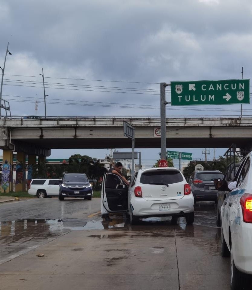 Conductor en aparente estado de ebriedad se impacta contra camellón en Quintana Roo