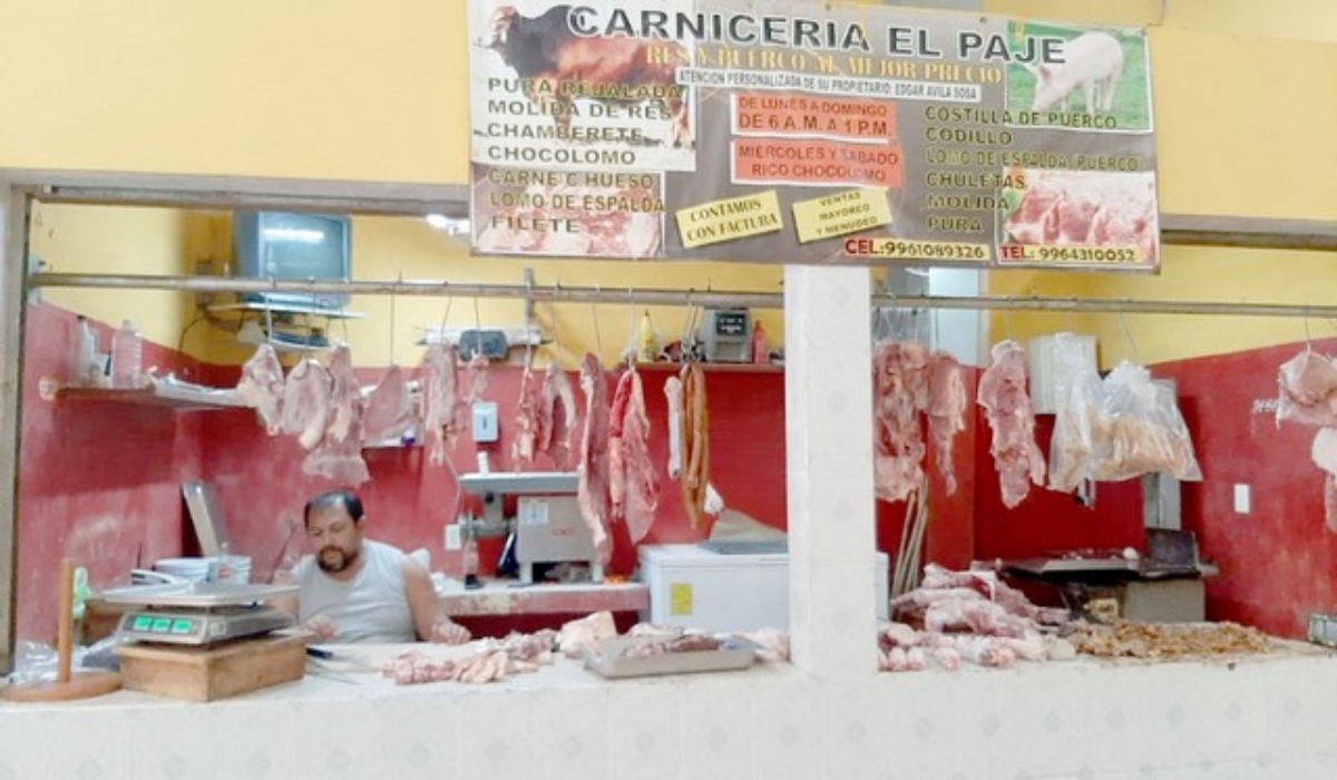 Tablajeros del mercado público de Dzitbalché se quejan por la falta de higiene en la preparación de la chicharra y la morcilla. Foto: José Euán.