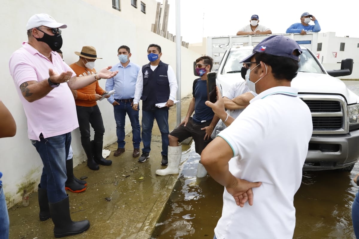 Según los vecinos, se estima que hay 20 millones de litros de agua acumulada en el fraccionamiento. Foto: Martín Zetina