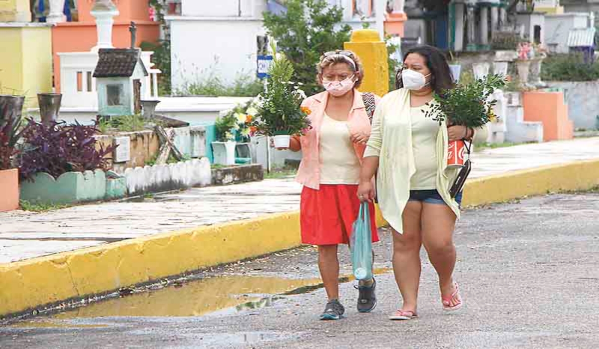 En los tres días se contabilizaron entre 8 y 10 mil visitantes a los cinco camposantos que hay en la ciudad. Fotos: Luis Payán.