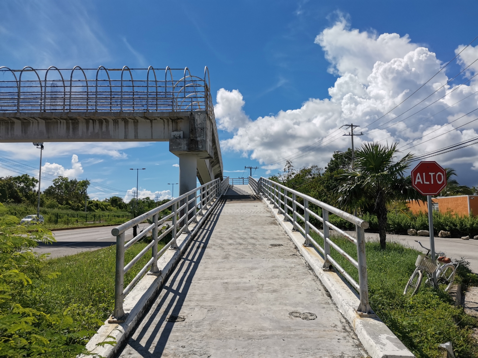 Denuncian paso peatonal deteriorado en Puerto Morelos