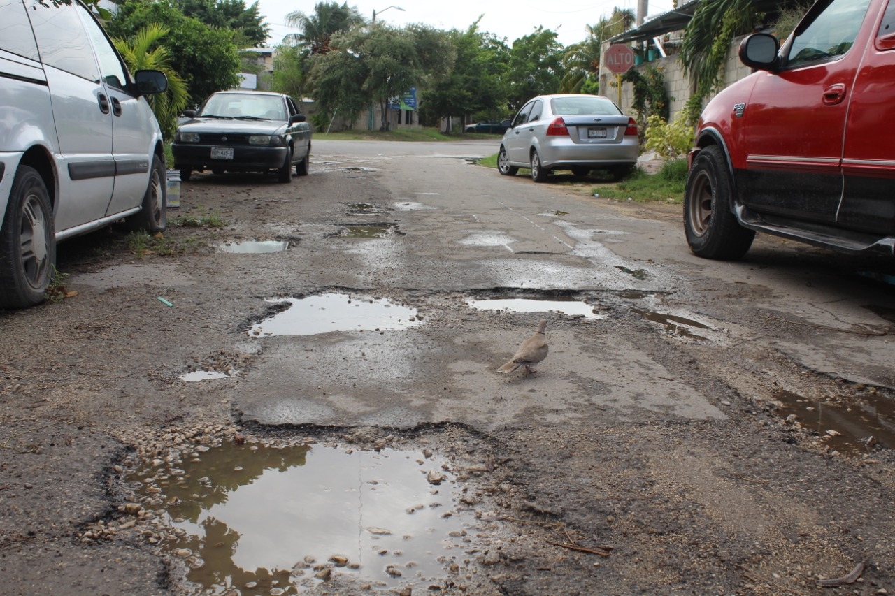 Piden vecinos de Chetumal reparación de baches en la colonia 1ª Legislatura