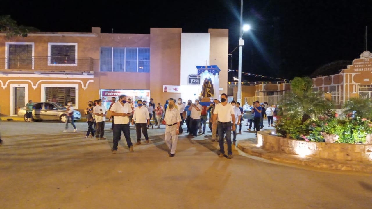 Feligreses realizaron la bajada del santo patrono de Tekax, sin embargo las demás celebraciones serán de manera virtual Foto: Jaime Tun