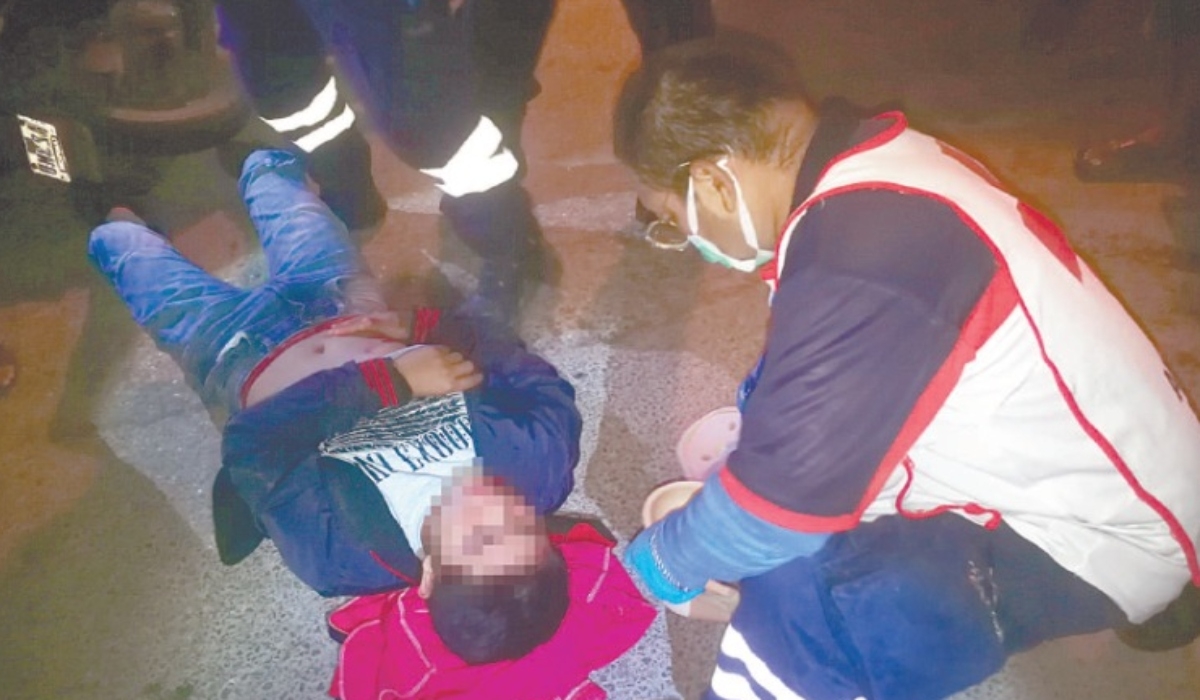 El joven fue trasladado al hospital regional por elementos de la Cruz Roja.