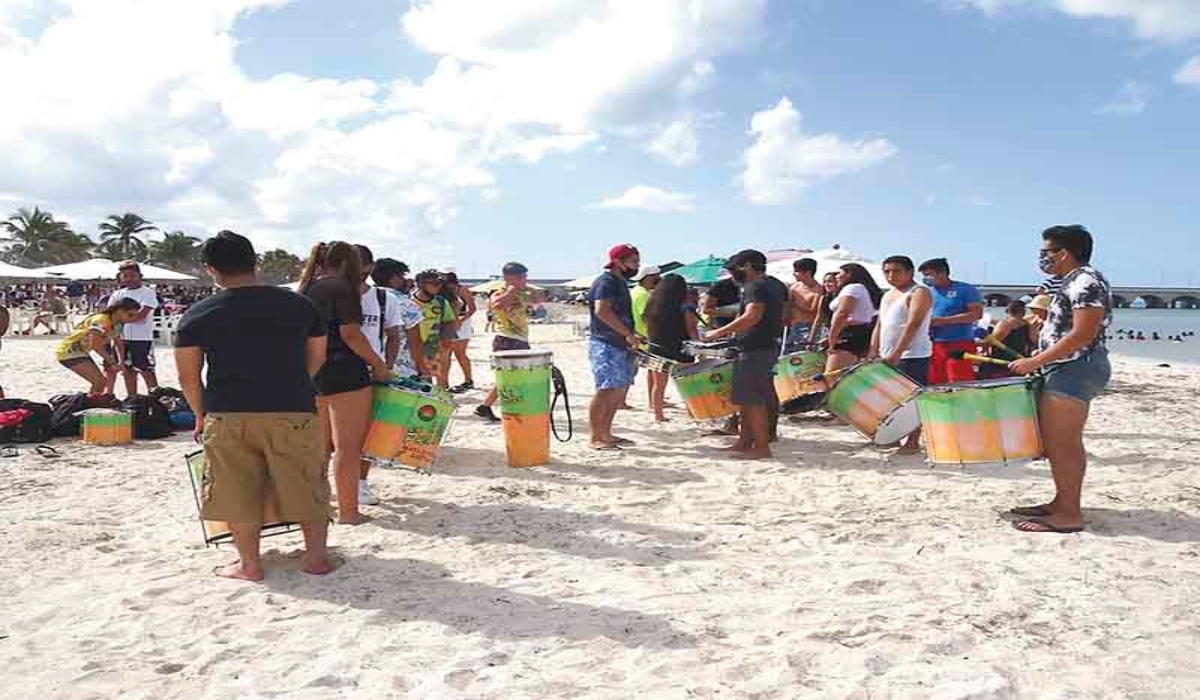 Un grupo de jóvenes animó a los turistas, al ritmo de su batucada.