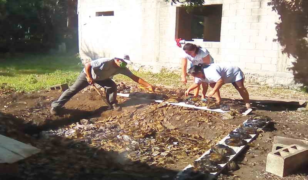 Con pibes, pobladores de Tixkokob despiden a los Fieles Difuntos