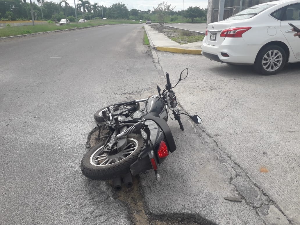 Conductora choca contra motociclista en la avenida Corozal de Chetumal