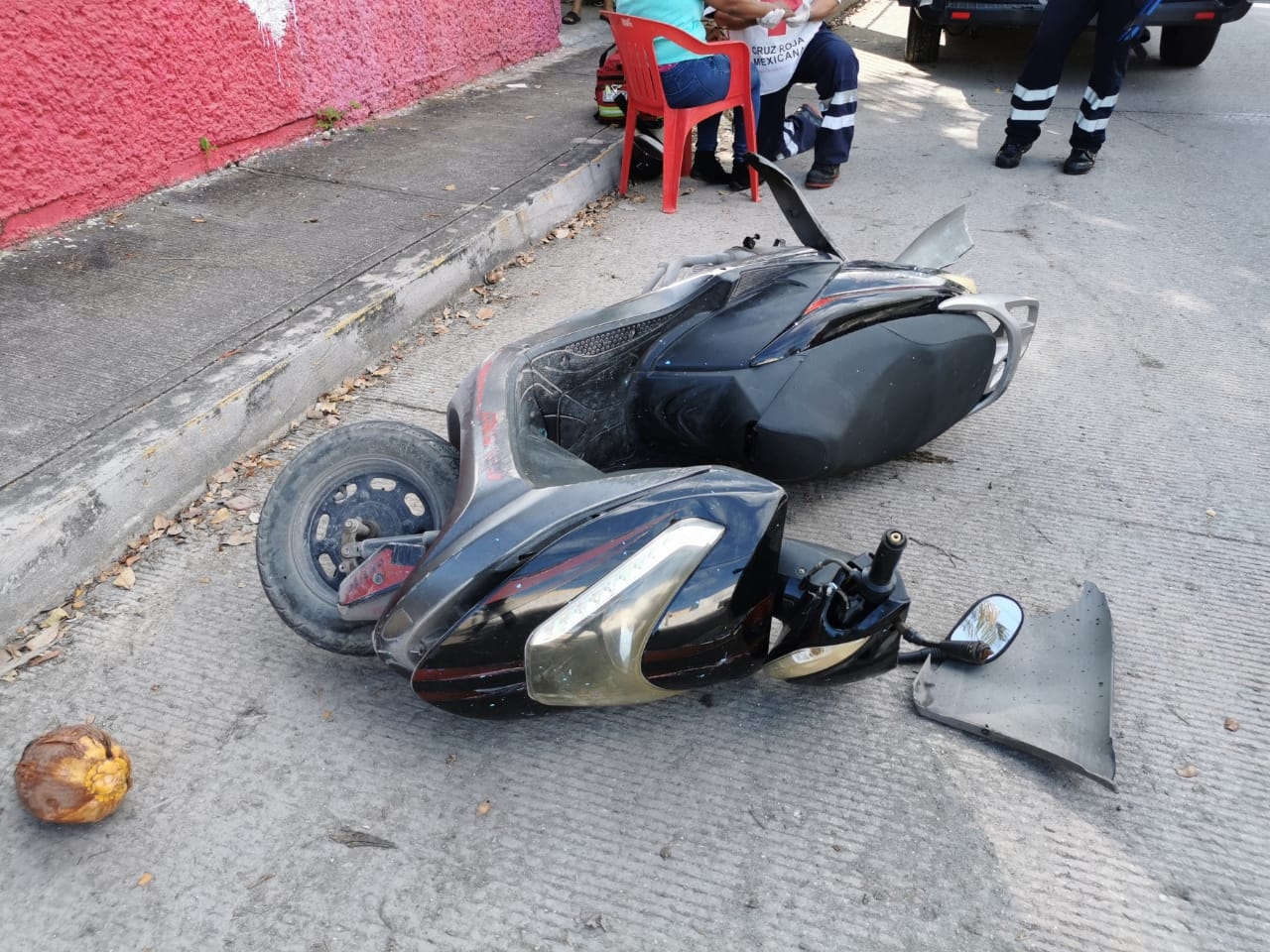 Veterana motociclista sufre fractura tras choque en Ciudad del Carmen