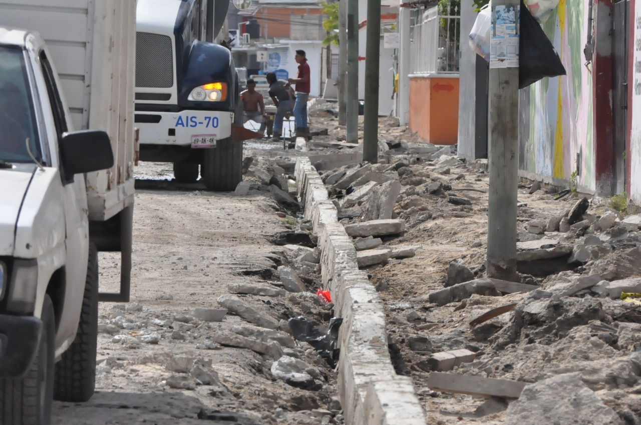 Lluvias retrasan reconstrucción de banquetas en Ciudad del Carmen