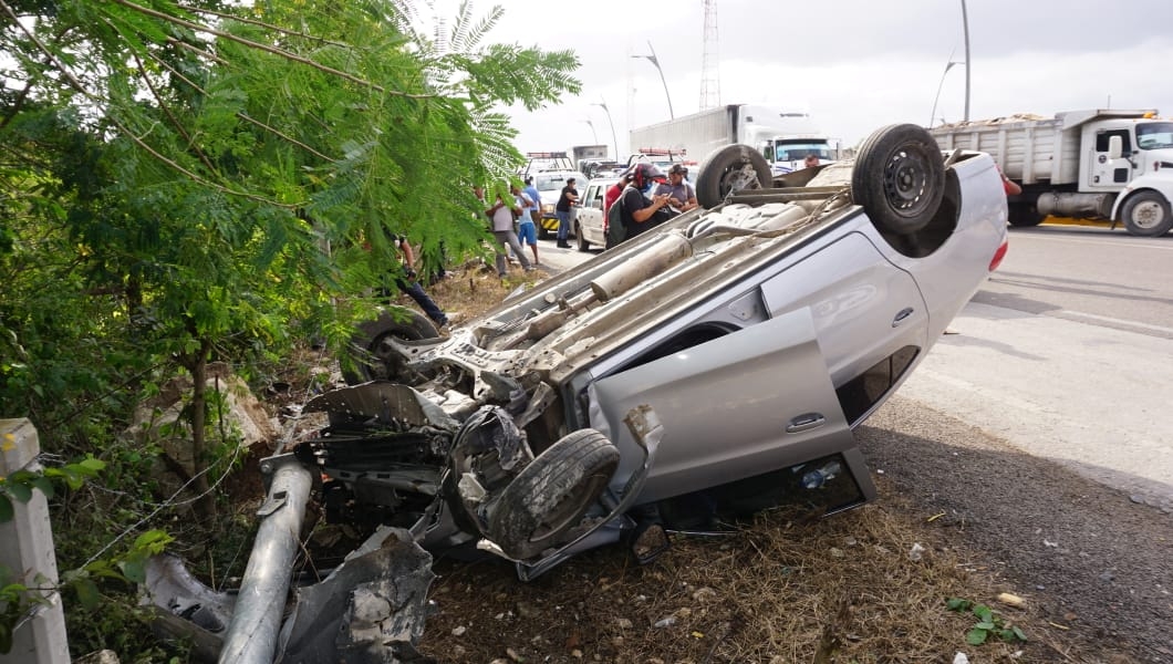 Familia se salva de morir en un aparatoso accidente en Campeche