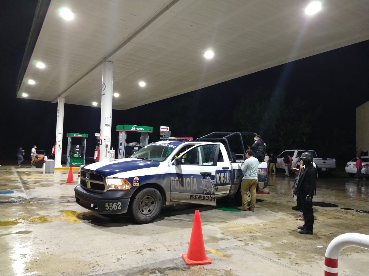 Empleados de una gasolinera frustran robo en Cancún