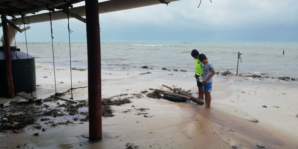 Creciente de mar deja varados a pescadores de Felipe Carrillo Puerto