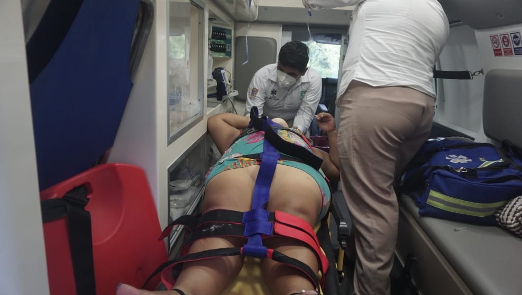 La mujer quedó prensada tras el accidente en Champotón Foto: Lucio Blanco