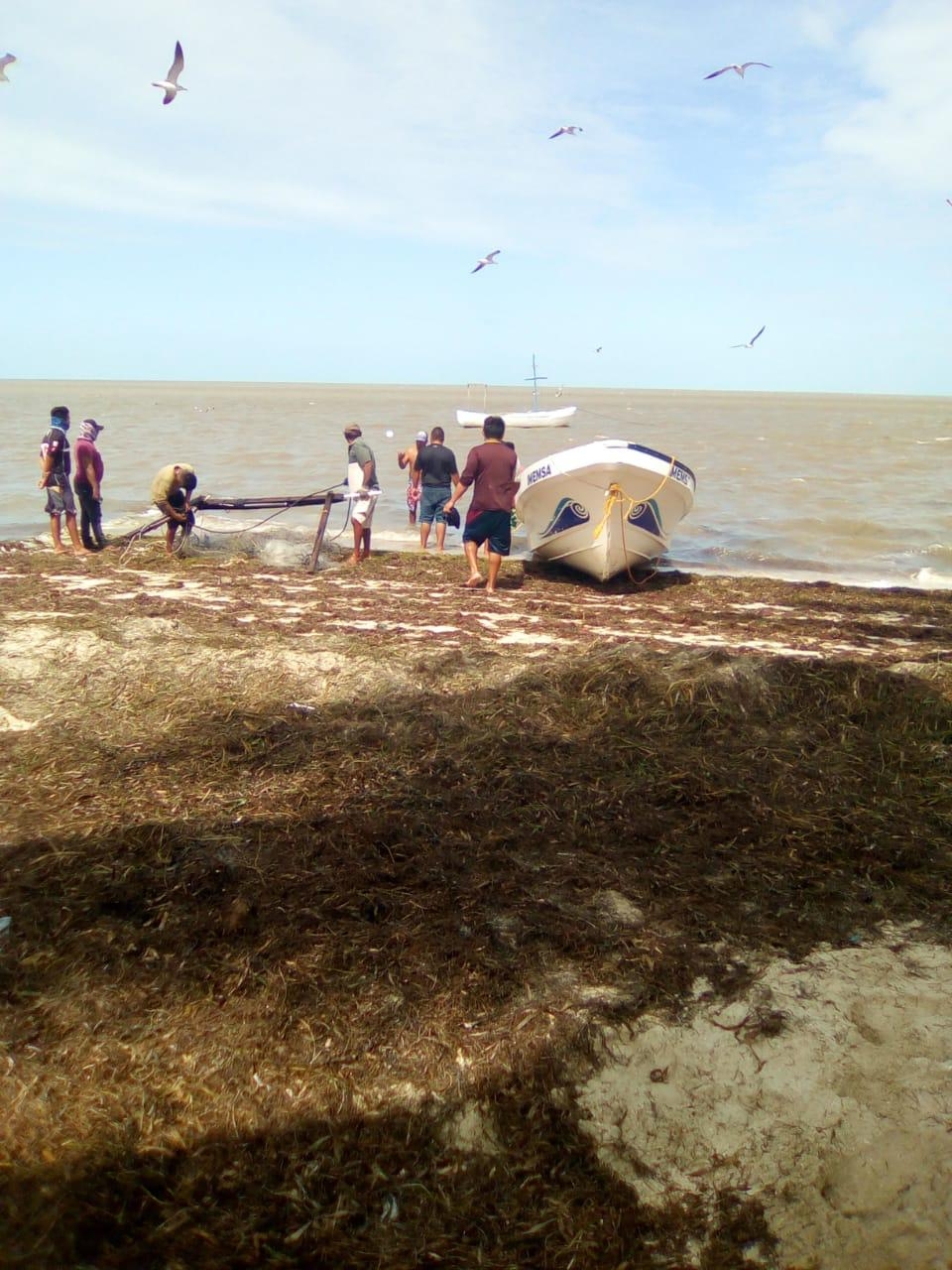 Pescadores llegan en nevera a la playa de Dzidzantún; su lancha se hundió