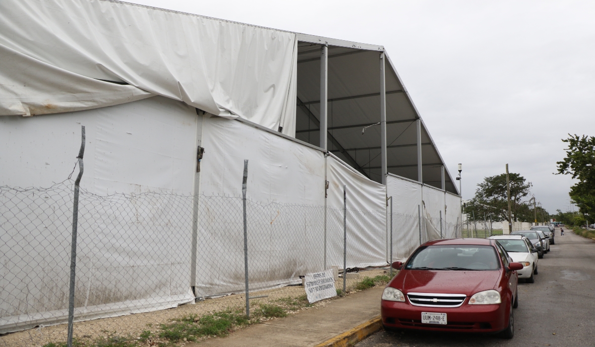 Vacías y semidestruidas, así lucen las carpas del Hospital General de Cancún