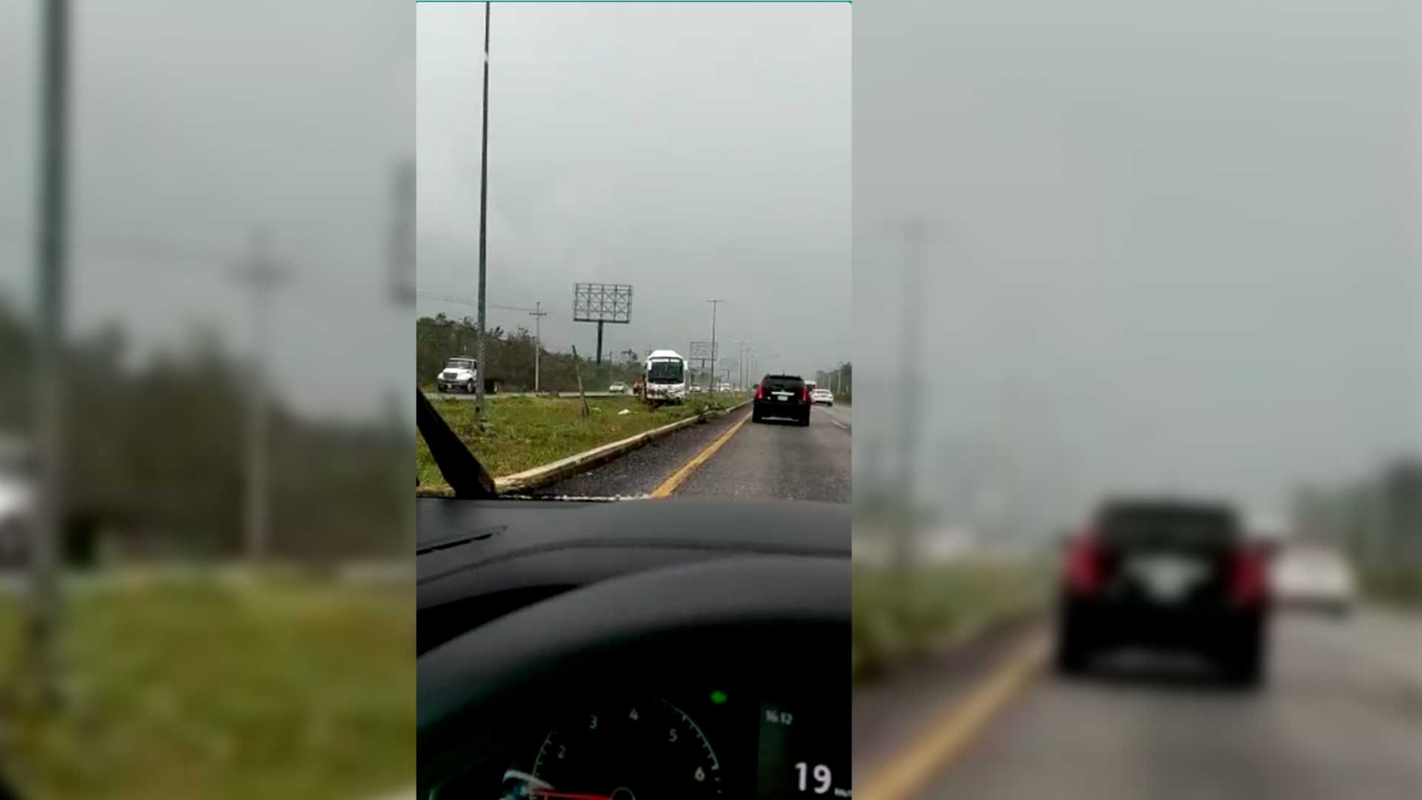 Camión se sale de la carretera Cancún-Playa del Carmen