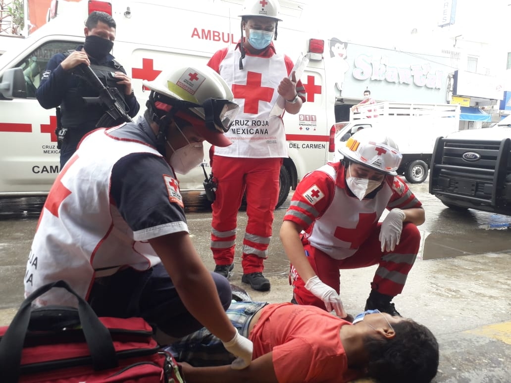 La mujer pidió ayuda a los transeúntes de la zona Foto: José Ramos