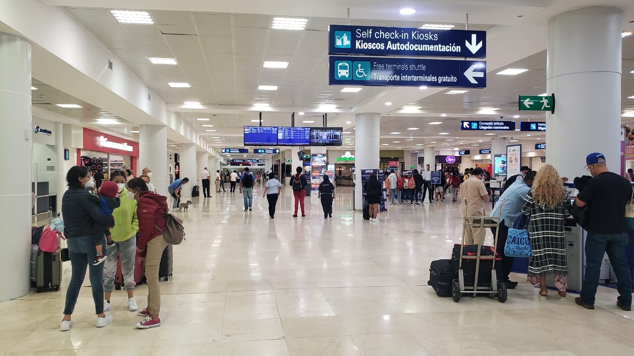 Intensas lluvias generan contratiempos en Aeropuerto de Cancún