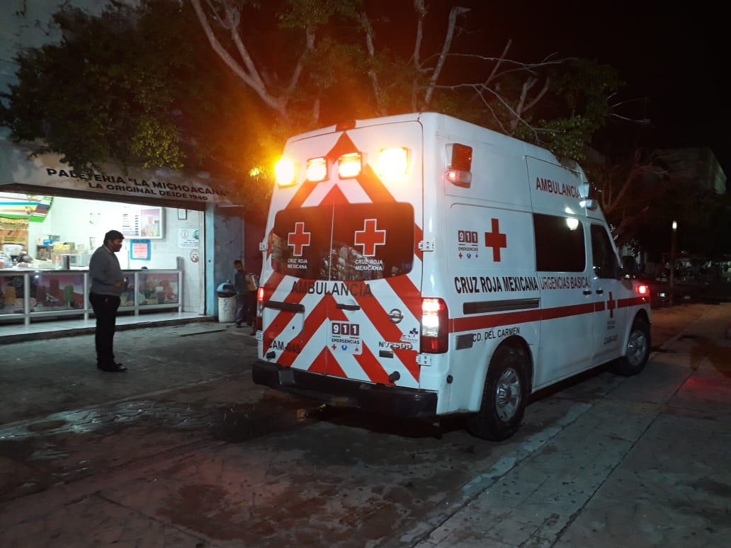 La mujer fue trasladada a un hospital de Ciudad del Carmen para ser atendida Foto: José Pacheco