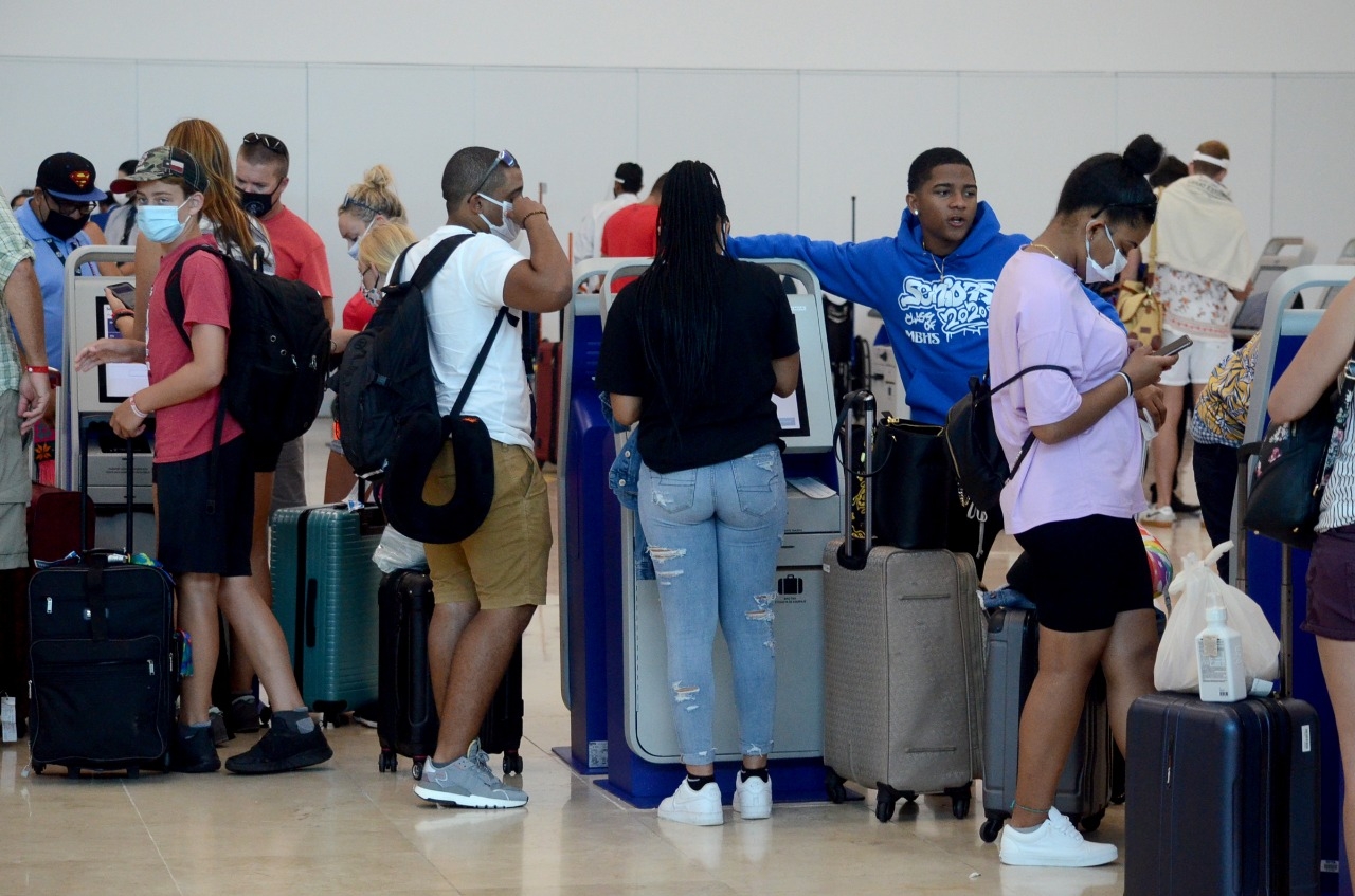 Por primera vez en este siglo el Aeropuerto de Cancún recibió más turistas nacionales que extranjeros Foto: Mario Hernández