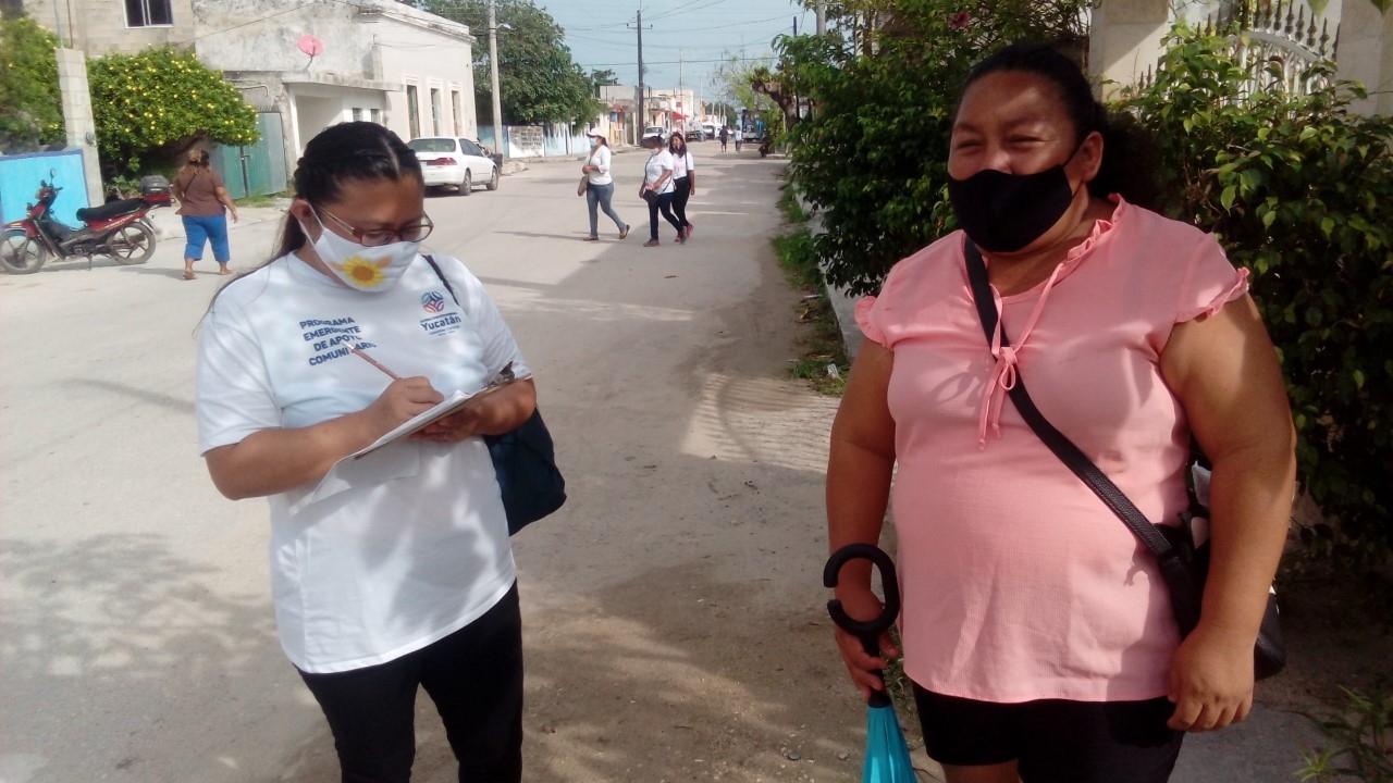 Los trabajadores cumplen con acudir a las viviendas, pero los dueños no los dejan pasar. Foto: Alfredo Canto May.