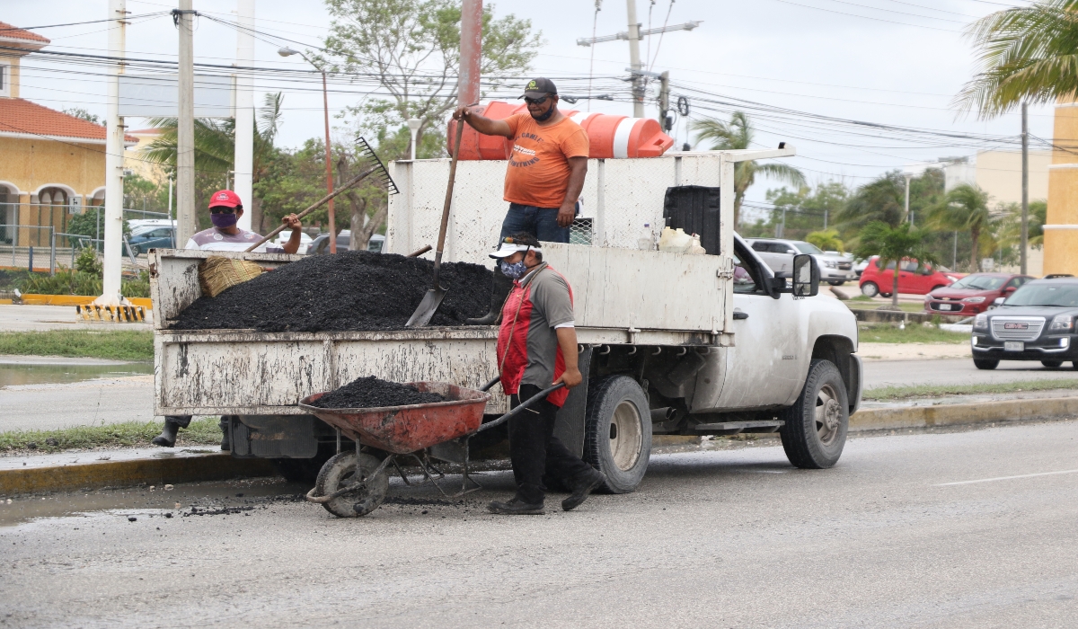 Trabajadores de Servicios Públicos acudieron a tapar los baches. Foto: Jorge Delgado.