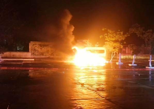 Hombre tira bomba molotov al carro de su ex jefa en Playa del Carmen