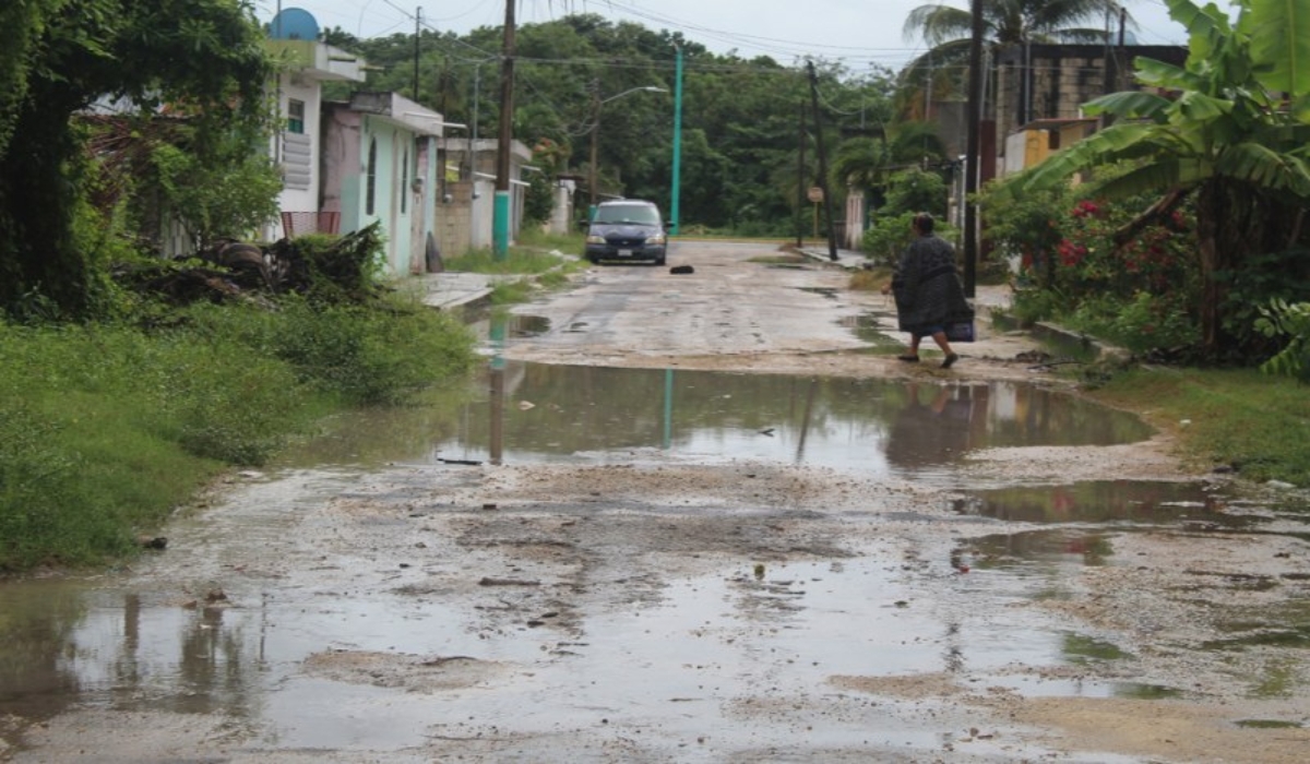 Los taxistas ya no quieren entrar a dejar pasaje por las condiciones de las vialidades en este fraccionamiento. Foto: Manuel Collí.