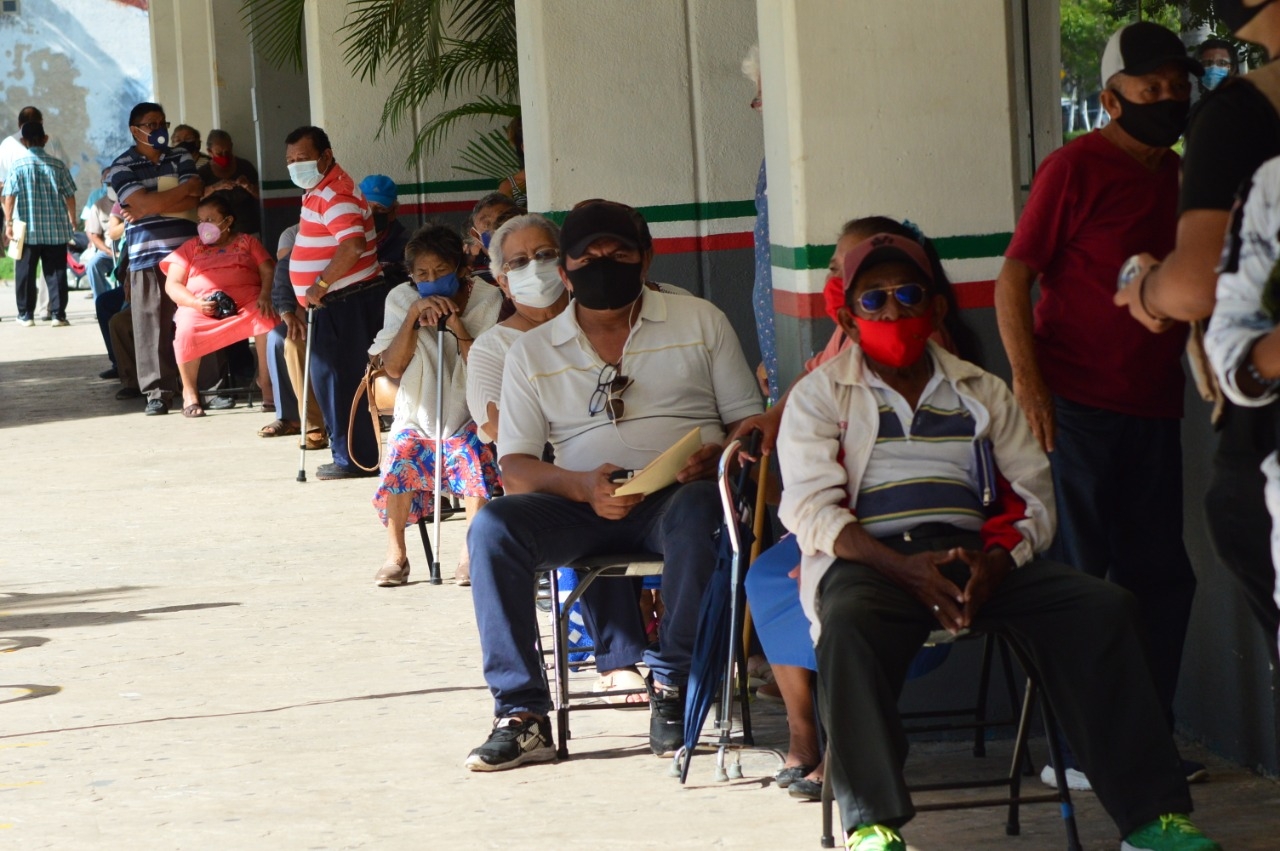 Abuelitos hacen largas filas para cobrar su pensión en Campeche