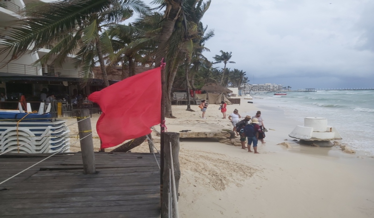 Nuevamente ondearon las banderas rojas de peligro
indicando la restricción a bañistas y náuticos. Foto: Víctor Rodríguez.