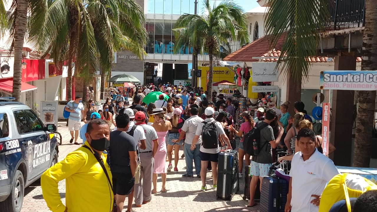 Abarrotan turistas y playenses terminal marítima para cruzar a Cozumel