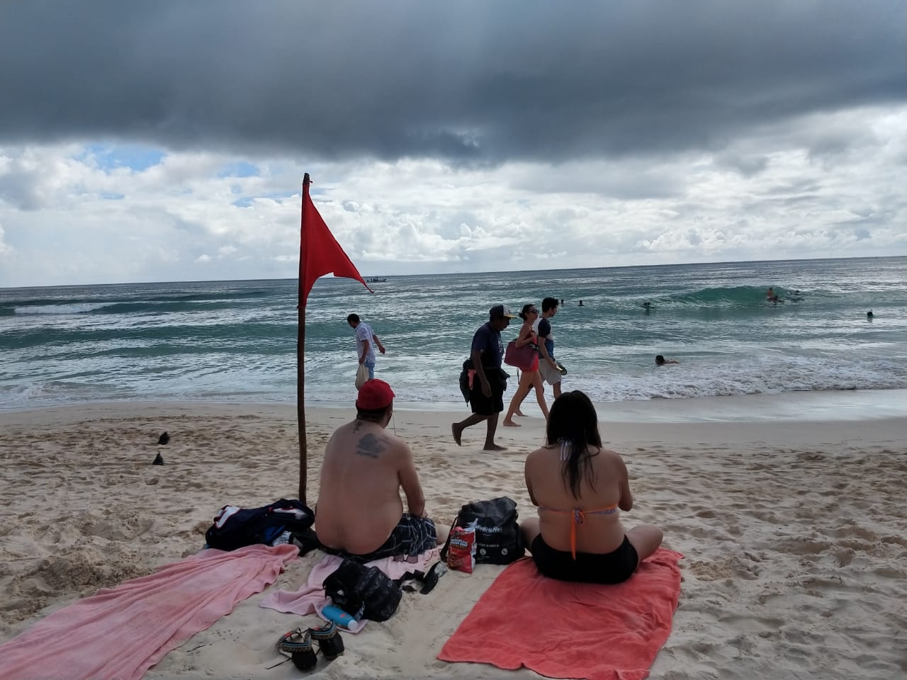 Turistas regresan a las playas de Solidaridad, tras mal clima